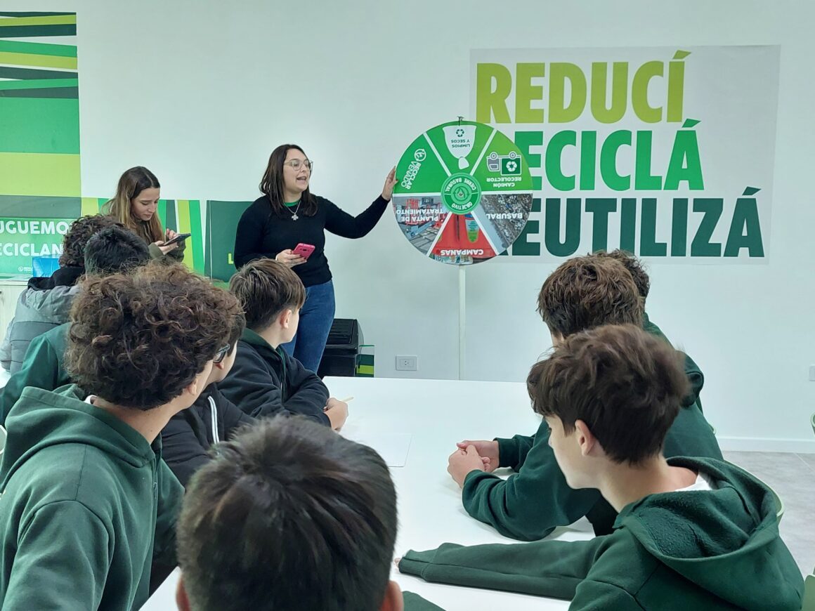 Visita de alumnos del Taller de Nazareth a la Planta de Tratamiento y el CEA