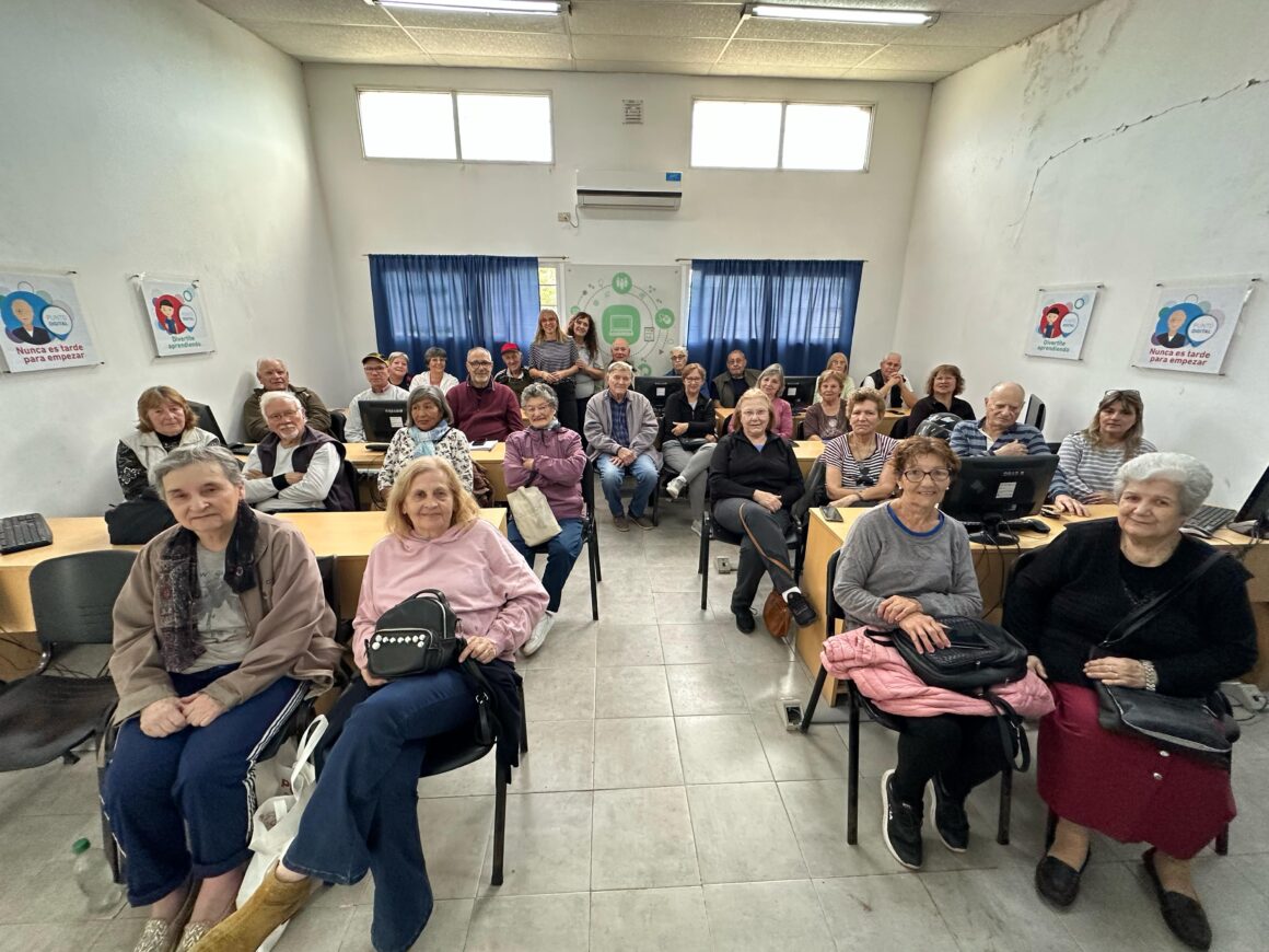 Comenzó el Taller de Manejo de Celular destinado a personas mayores