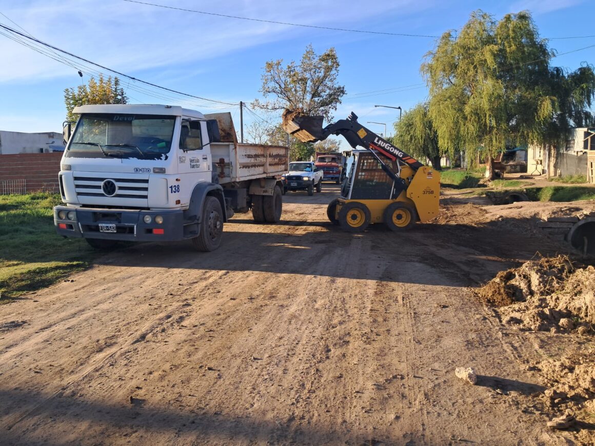 Cuadrillas municipales preparan el suelo para nuevas pavimentaciones