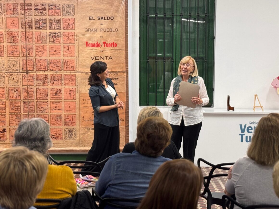 Gloria Raies presentó su muestra sobre Puertas y Flores en la Casa Museo