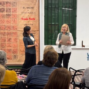 Gloria Raies presentó su muestra sobre Puertas y Flores en la Casa Museo
