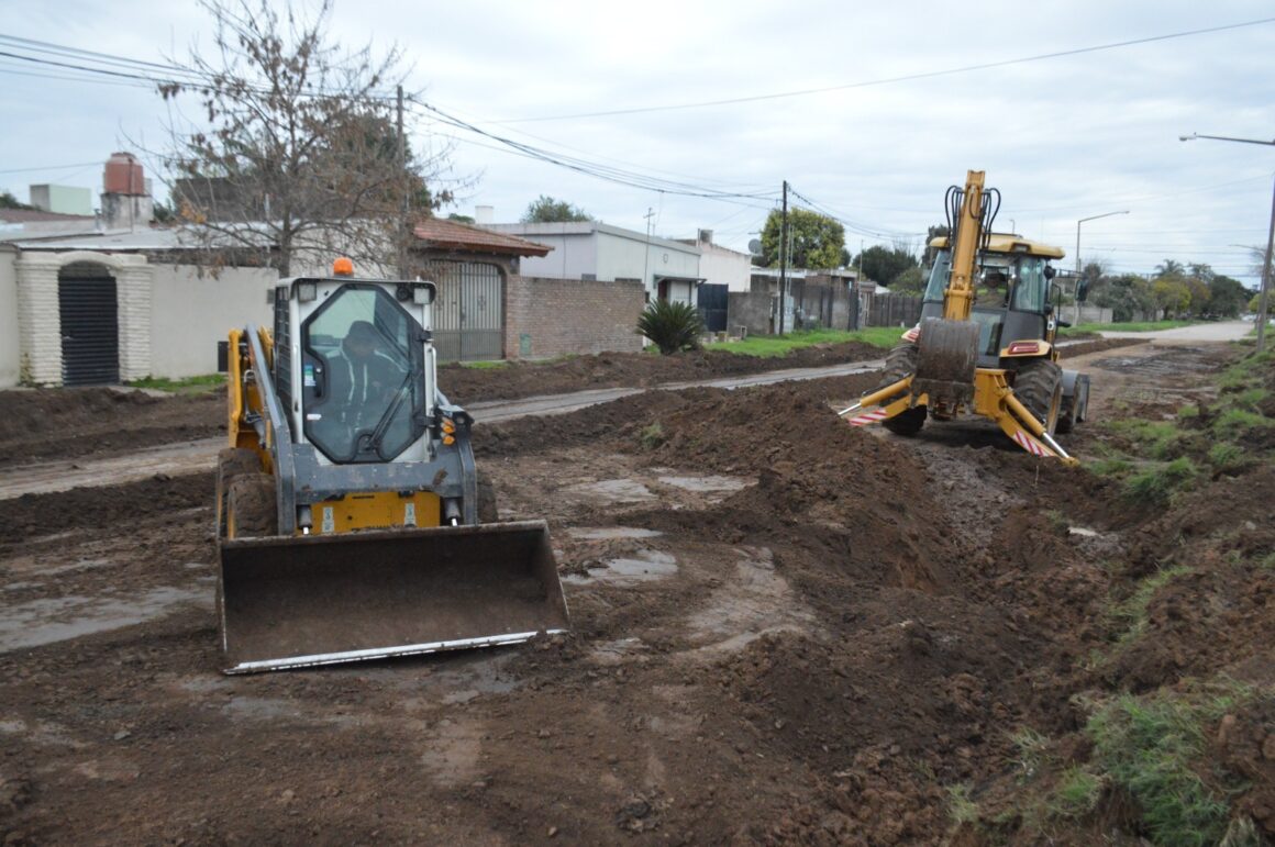 Inicio de semana a todo ritmo: Movimiento de suelo para obra de pavimento en Martí y Las Heras