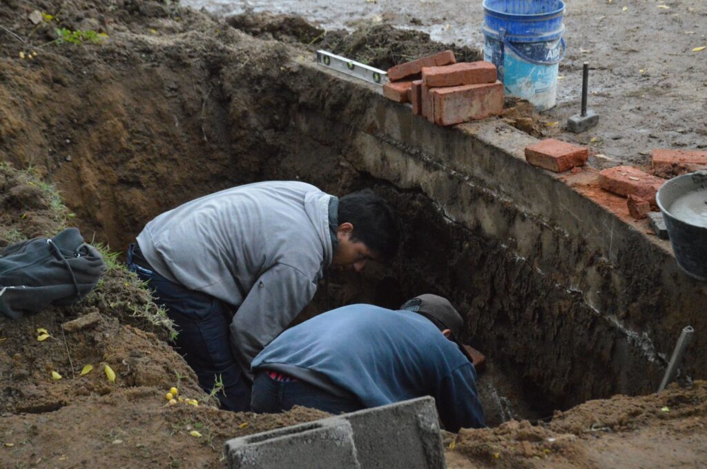 La división pavimento avanza con trabajos de bacheo y ejecución de sumideros