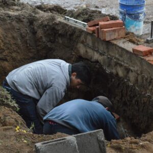 La división pavimento avanza con trabajos de bacheo y ejecución de sumideros