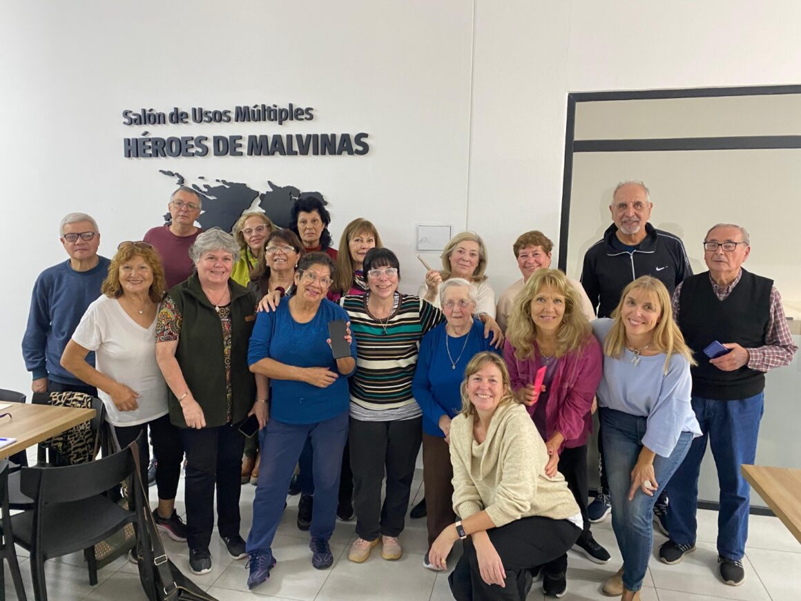 Comenzó el taller sobre Manejo de Celular destinado a personas mayores