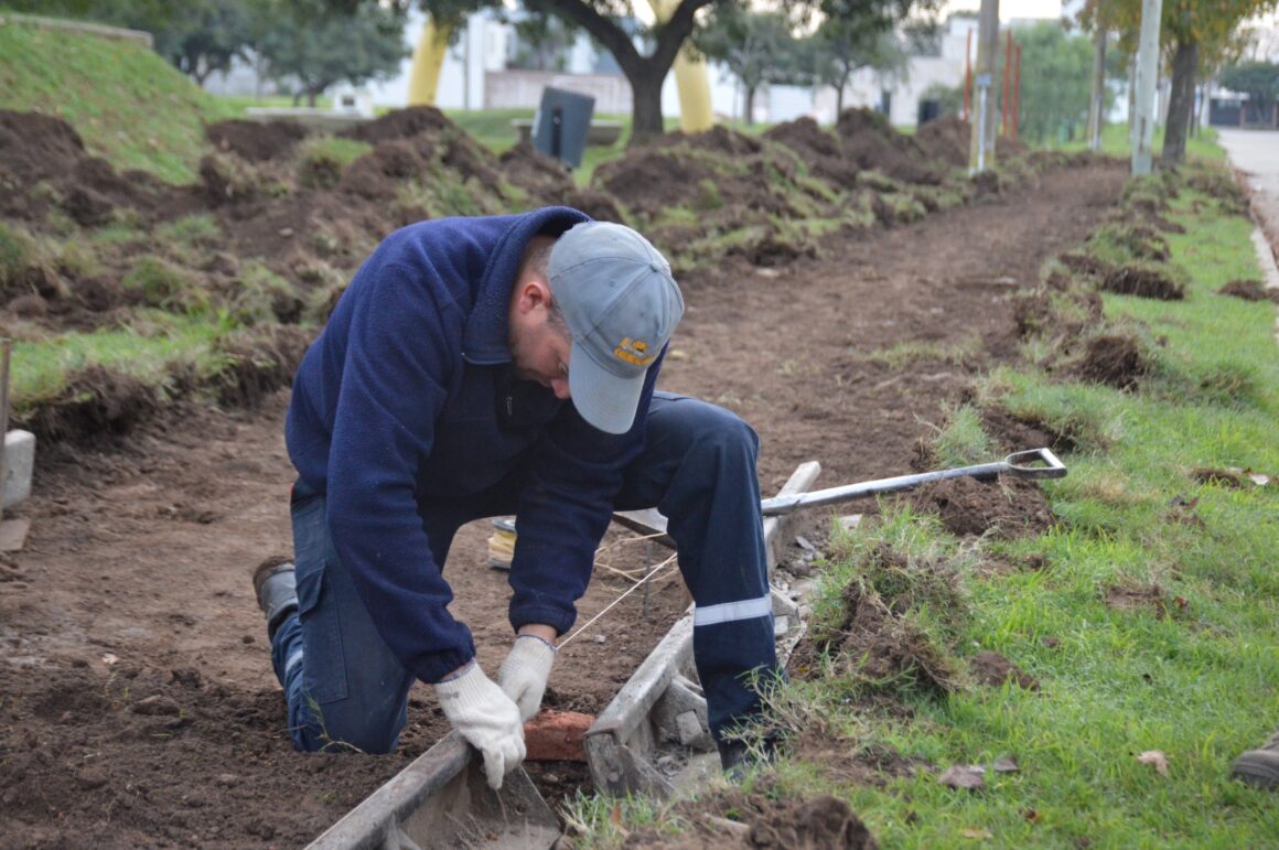 Construyen vereda perimetral de hormigón en plaza Del Docente
