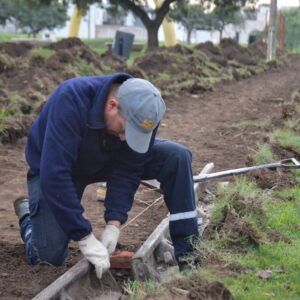 Construyen vereda perimetral de hormigón en plaza Del Docente