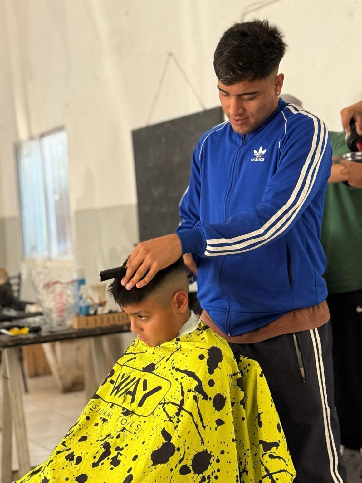 Los peluqueros solidarios brindaron sus servicios a vecinos del Villa Casey