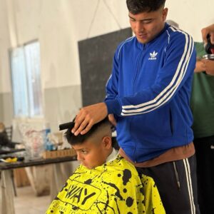 Los peluqueros solidarios brindaron sus servicios a vecinos del Villa Casey