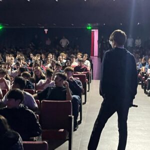 Ayrton Oviedo en el Cultural: un ida y vuelta con las juventudes para reflexionar sobre bullying, redes y ludopatía