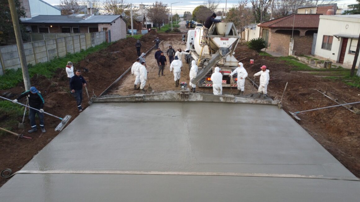 Obras que no se detienen: el Gobierno Municipal suma una nueva cuadra de pavimento en calle Martí