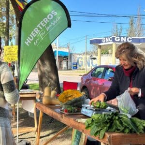 “Huerteros en tu Barrio”: importante número de vecinos se acercó a la plaza Italia