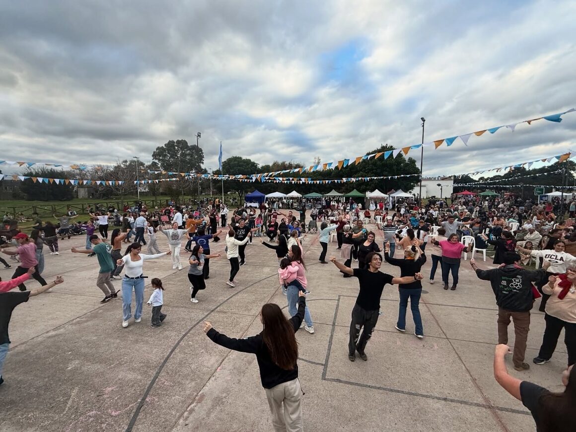 Ochenta emprendedores y buen nivel de ventas en “El Sol del 25” del Parque de la Niñez