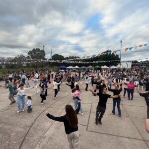 Ochenta emprendedores y buen nivel de ventas en “El Sol del 25” del Parque de la Niñez