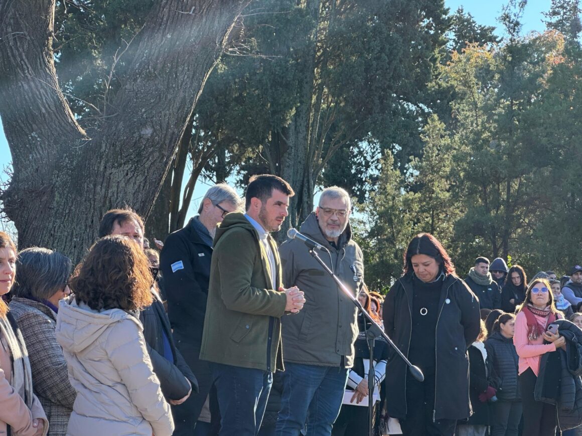 Emotiva toma de Promesa de Lealtad a la Bandera a alumnos de 4º grado por parte de los Veteranos de Malvinas