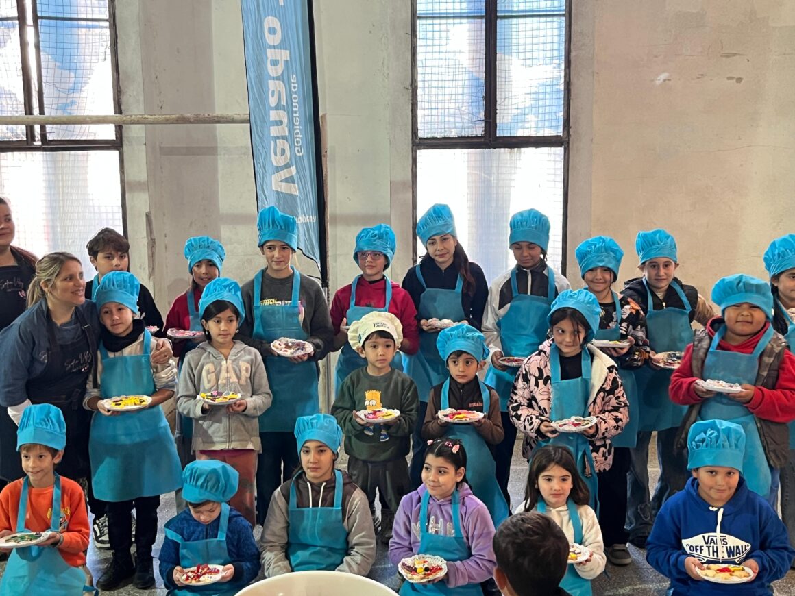 La feria dominguera debutó en gimnasio escolar con Taller para Cocineritos y ensayo del Pericón