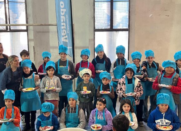 La feria dominguera debutó en gimnasio escolar con Taller para Cocineritos y ensayo del Pericón