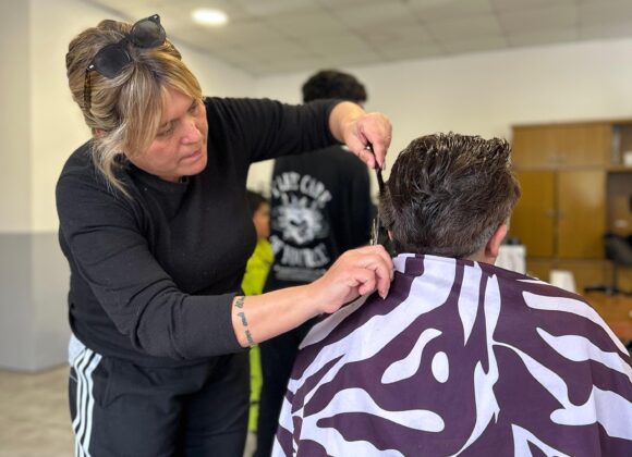 Ocho peluqueros y cerca de 15 cortes en el “Tijeras Solidarias” de barrio Iturbide