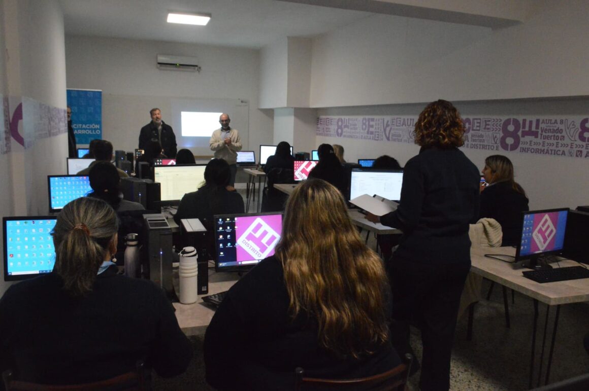 Agentes municipales se capacitan en la utilización de plataformas virtuales para brindar un mejor servicio