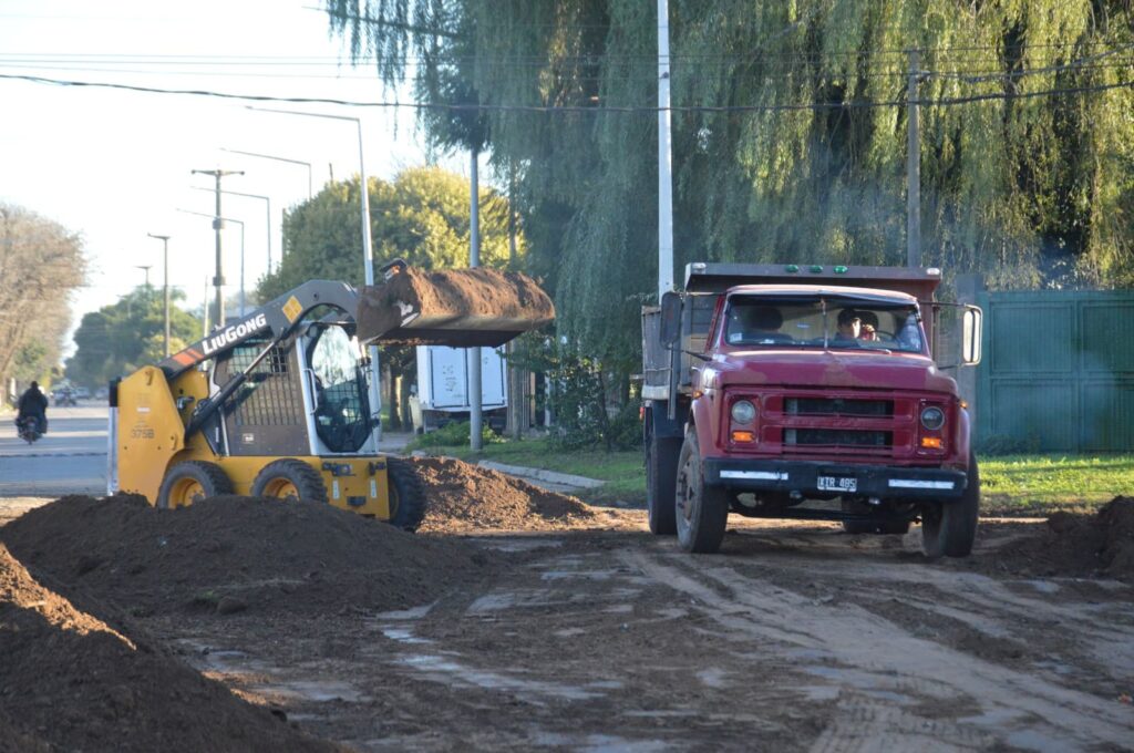 El Gobierno Municipal prepara el suelo para una nueva pavimentación en calle Neuquén