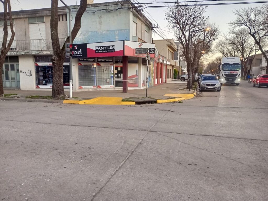 La división demarcación vial avanza con colocación y reacondicionamiento de nomencladores