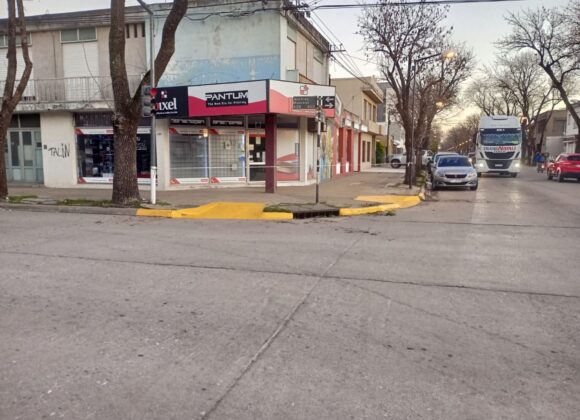 La división demarcación vial avanza con colocación y reacondicionamiento de nomencladores