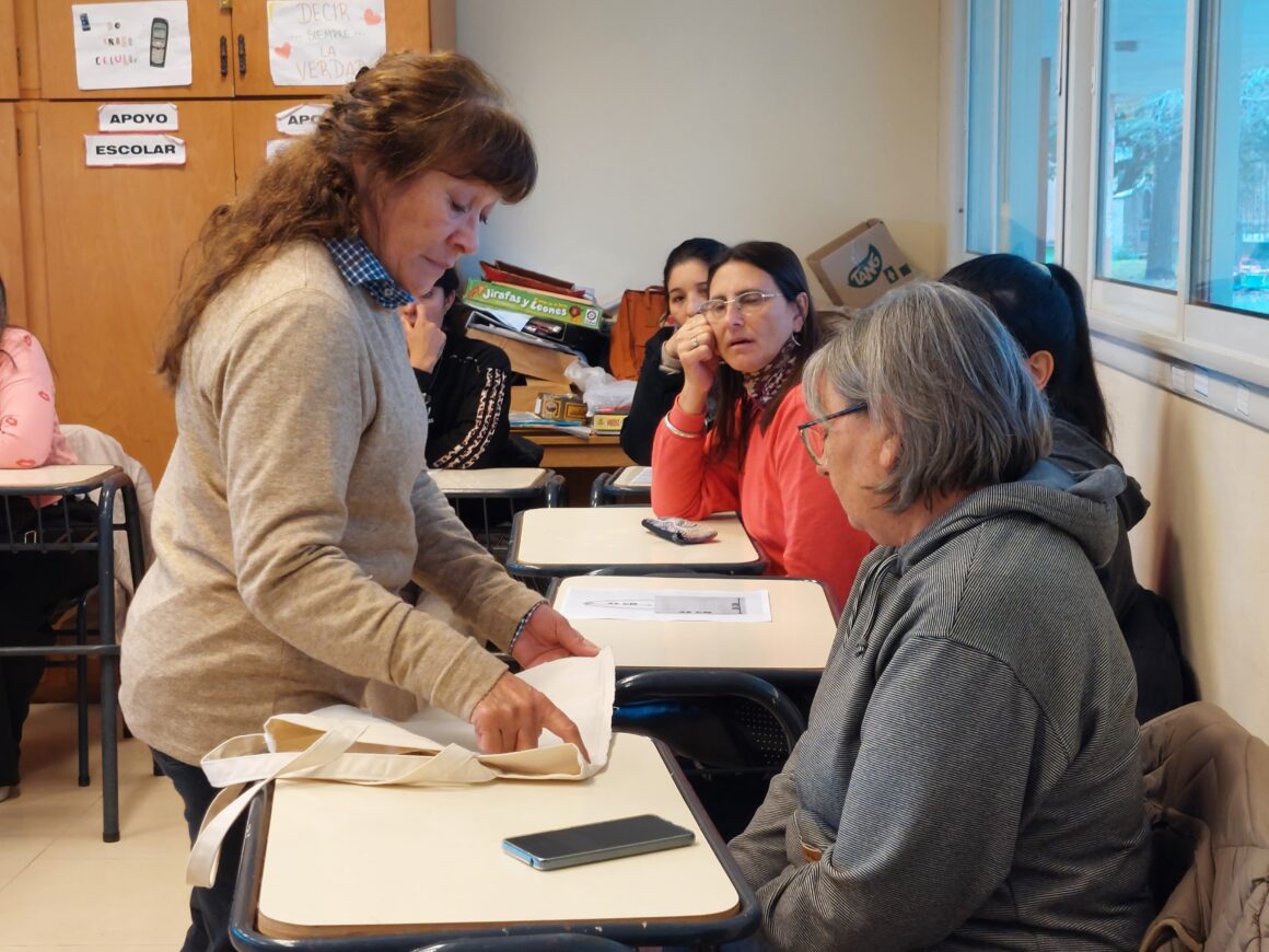 Capacitaron a mujeres en costura y manualidades