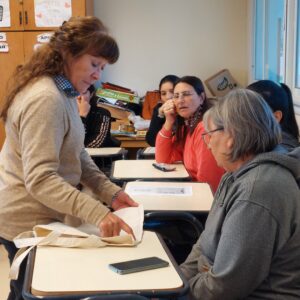 Capacitaron a mujeres en costura y manualidades