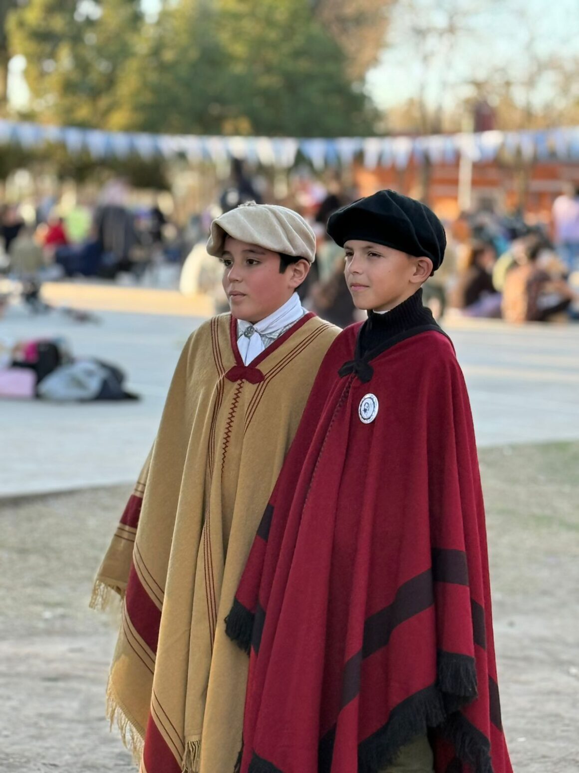Más de cien emprendedores y notable asistencia en el “Paseo de la Ciudad” para celebrar el Día de la Bandera
