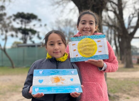 La Colonia de invierno “Un Mundo por Descubrir” celebró el Día de la Bandera