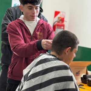 Peluqueros solidarios brindaron sus servicios a vecinos del Malvinas Argentinas