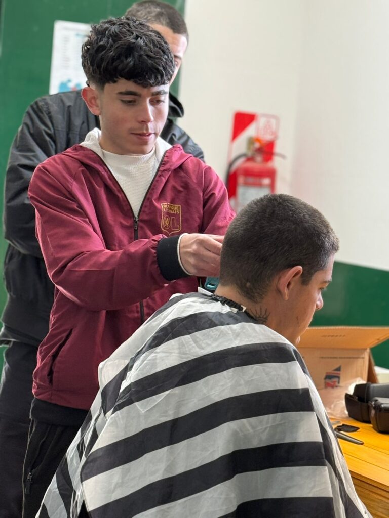 Peluqueros solidarios brindaron sus servicios a vecinos del Malvinas Argentinas