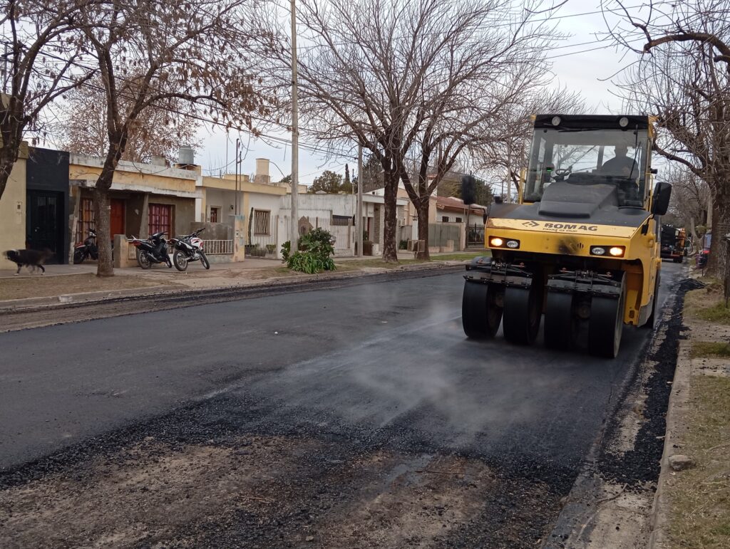 Planificación y ejecución: el municipio avanza con trabajos de reparación y construcción de nuevos pavimentos