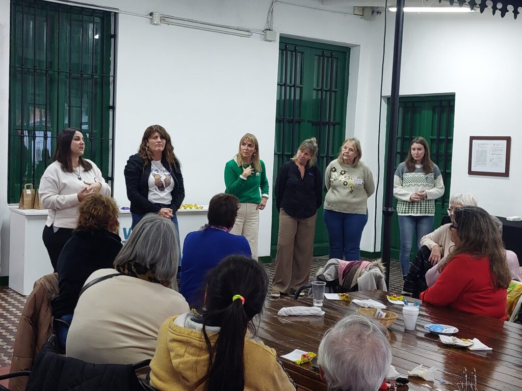 Merienda y actividad de sensibilización para concientizar sobre el abuso y maltrato en la vejez