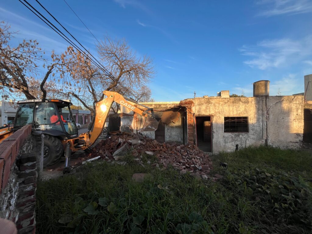 Derrumbaron una casa inhabitable y usurpada donde vendían droga en Venado Tuerto