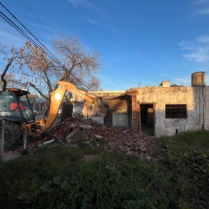 Derrumbaron una casa inhabitable y usurpada donde vendían droga en Venado Tuerto