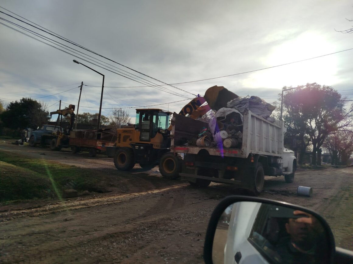 Jornada de mantenimiento de calles y limpieza integral en barrio Gutiérrez