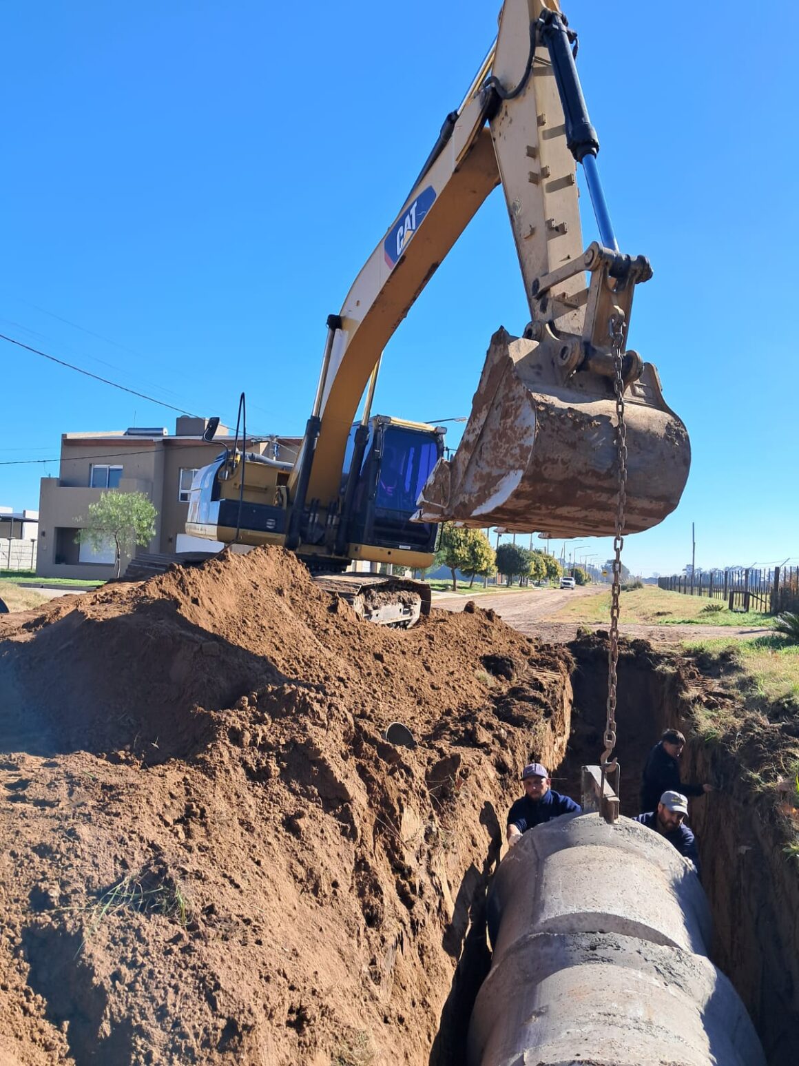 Aguas pluviales: Cuadrillas municipales realizan importante obra de desagüe en calle Perillo