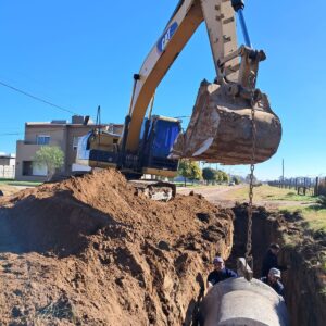 Aguas pluviales: Cuadrillas municipales realizan importante obra de desagüe en calle Perillo