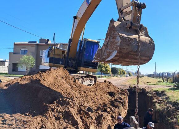 Aguas pluviales: Cuadrillas municipales realizan importante obra de desagüe en calle Perillo