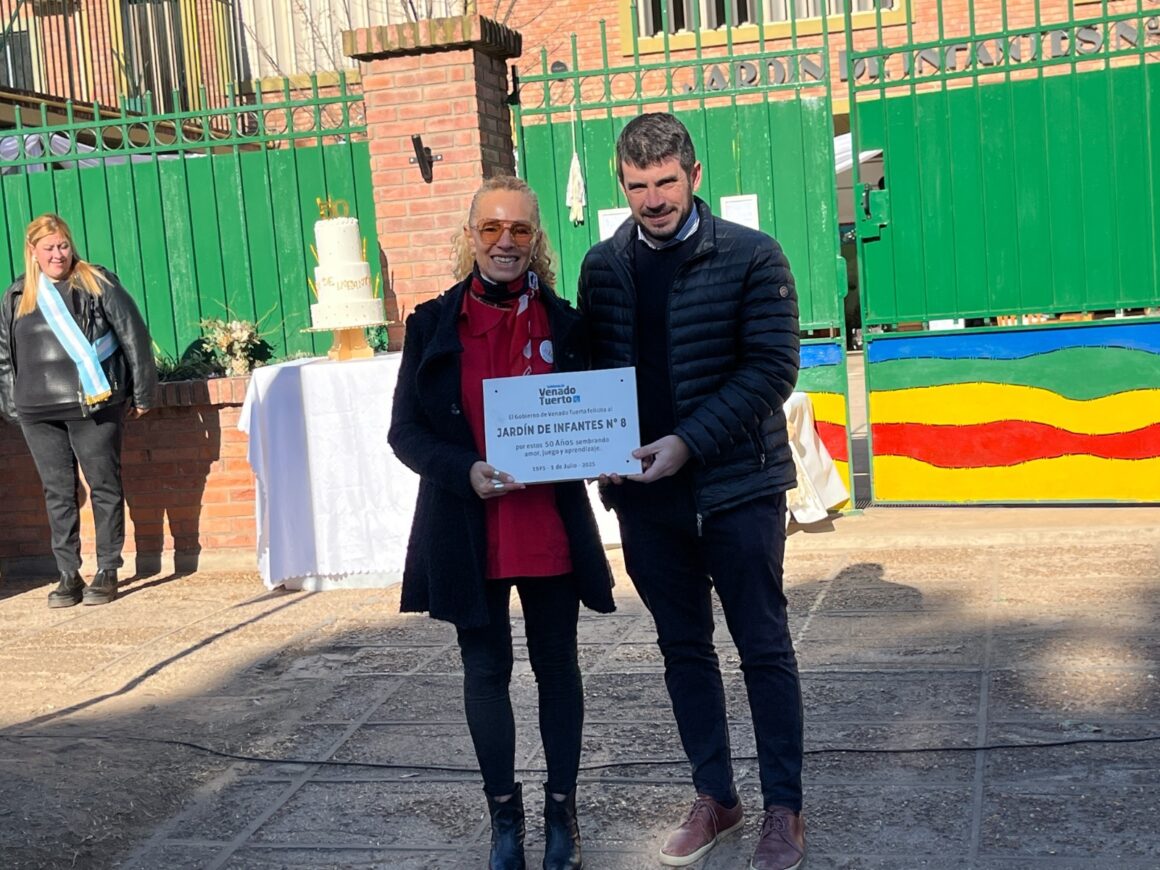 Emotivo acto por el 50º aniversario del Jardín 8 con la presencia del intendente Chiarella