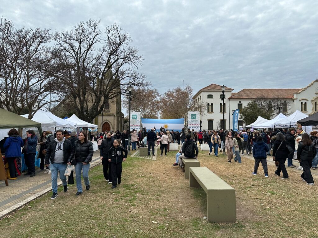 Paseo de la Ciudad teñido de celeste y blanco en el Día de la Independencia