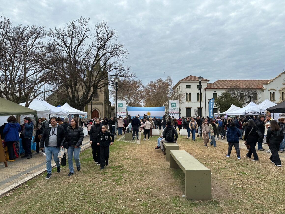 Paseo de la Ciudad teñido de celeste y blanco en el Día de la Independencia