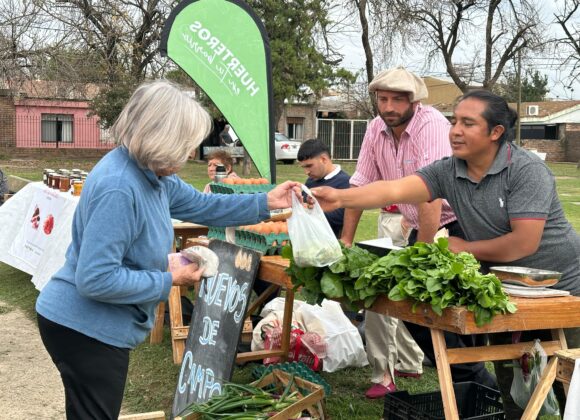 Productos frescos en el Centro I: “Huerteros en tu Barrio” en la Plaza Giraldi