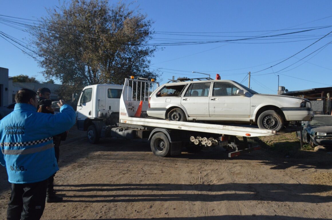 Retiran de la vía pública vehículo en estado de abandono y carrocería de gran porte