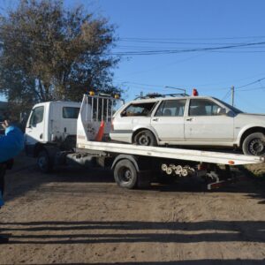 Retiran de la vía pública vehículo en estado de abandono y carrocería de gran porte