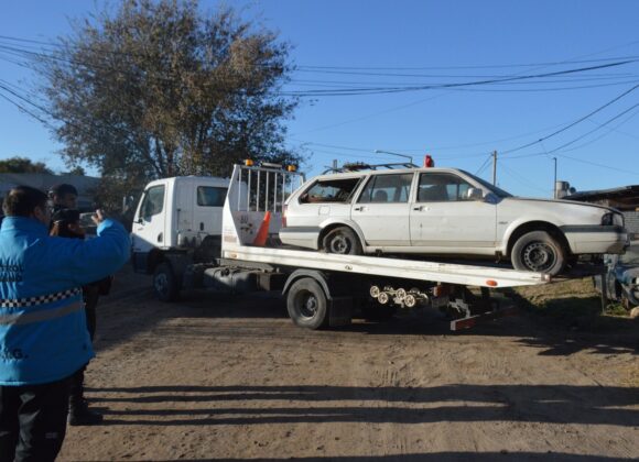 Retiran de la vía pública vehículo en estado de abandono y carrocería de gran porte