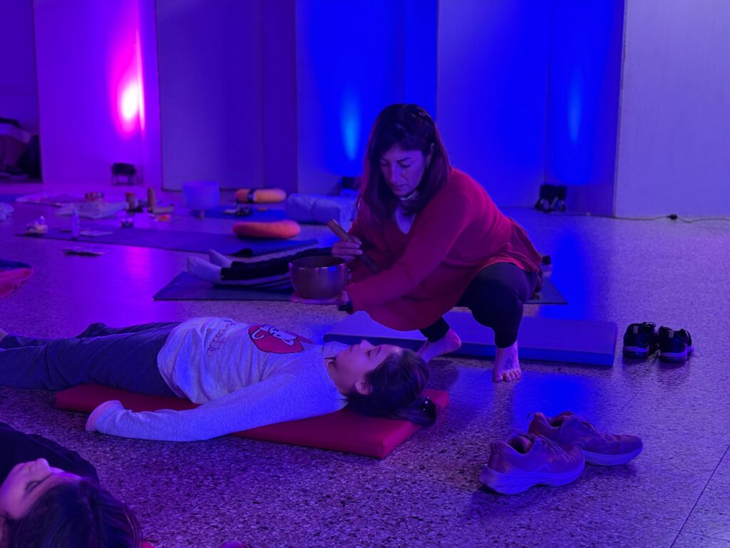 Importante participación en las clases y meditación para celebrar el Día Internacional del Yoga