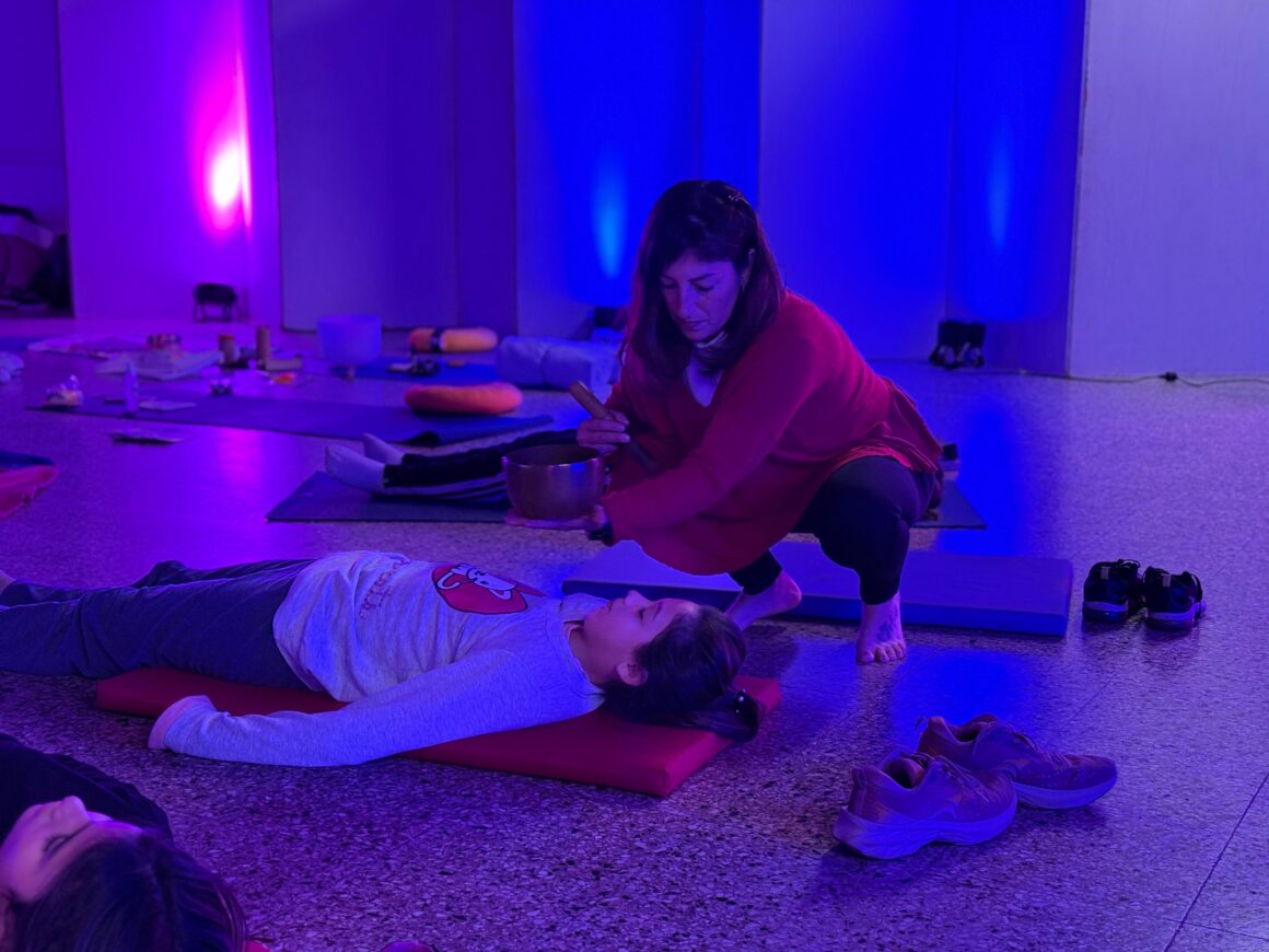 Importante participación en las clases y meditación para celebrar el Día Internacional del Yoga