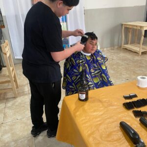 Quince cortes del “Tijeras Solidarias” a vecinos del barrio San Vicente